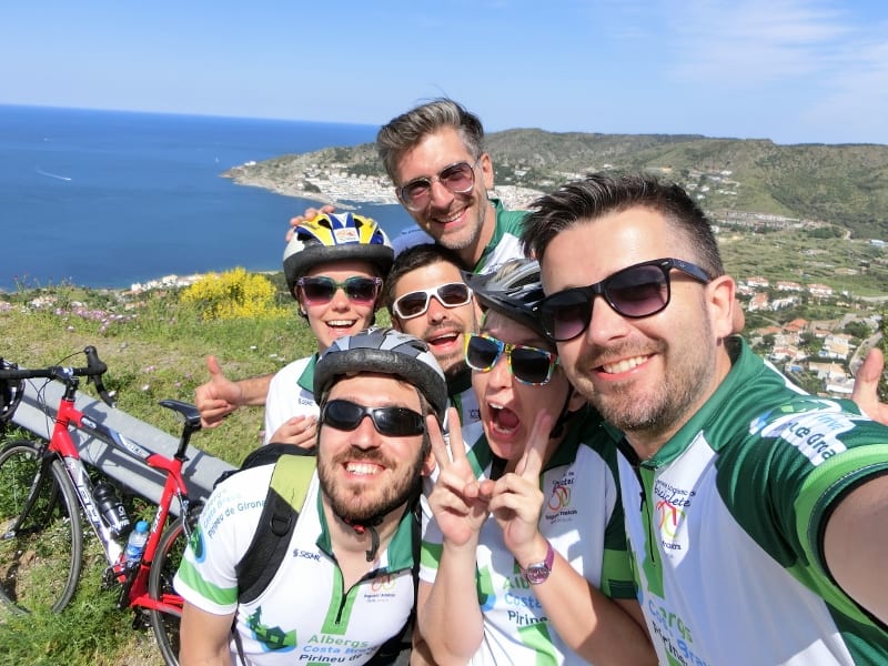 Selfie тур. Селфи Тревел. Shoshauna Routley. Cycling with friends in the Country ответы. Cycling selfie.