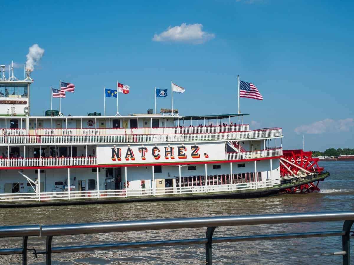 Riverboat-Cruise-On-The-Mississippi-River